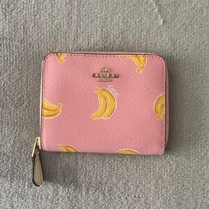 Coach Small Zip Around Wallet With Banana Print - Pink